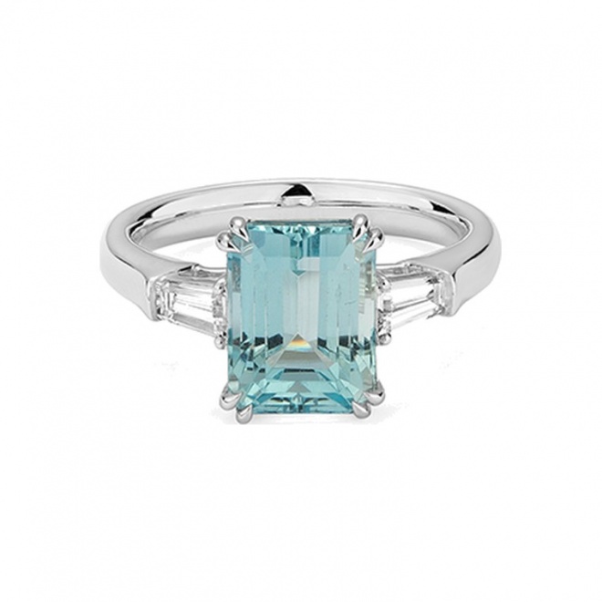 Anillo de oro blanco de 18 Kt con aguamarina de 3,91 ct y diamantes de 0,49 ct