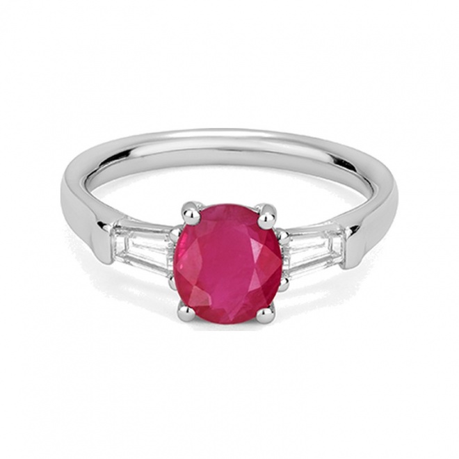 Anillo de oro blanco de 18 Kt con rubí de 1,60 ct y diamantes de 0,30 ct