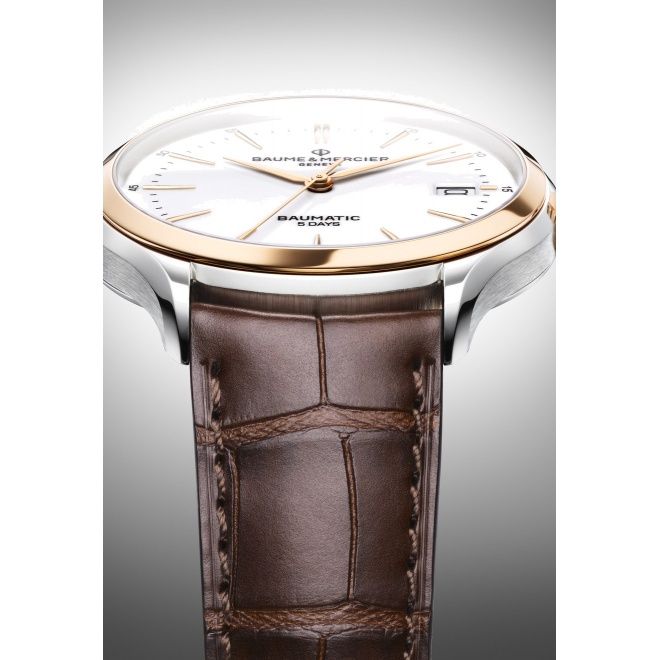 Baume & Mercier Clifton ∅40 mm - 5 ATM, Esfera blanca, correa de aligátor con escamas cuadradas semimate