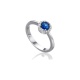 Anillo de oro blanco de 18 Kt con zafiro y orla de diamantes, 0,14 ct