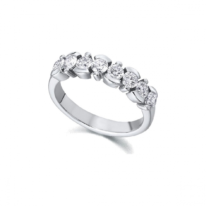 Alianza de oro blanco de 18 Kt con diamantes de 0,84 ct