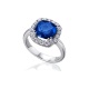 Anillo de oro blanco de 18 Kt con zafiro y orla de diamantes, 0,50 ct
