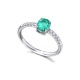Anillo de oro blanco de 18 Kt con esmeralda y diamantes, 0,13 ct