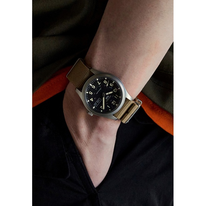 Seiko 5 Sports Field series ∅39,4 mm - 10 ATM, Esfera negra, correa de nailon - SRPG35