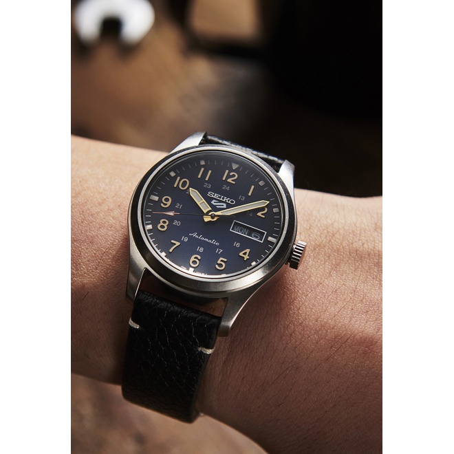 Seiko 5 Sports Field series ∅39,4 mm - 10 ATM, Esfera azul, correa de piel de vaca - SRPG39