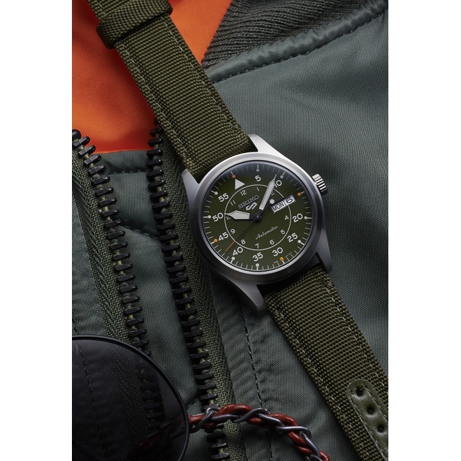 Seiko 5 Sports Field series ∅39,4 mm - 10 ATM, Esfera verde, correa de nailon - SRPH29