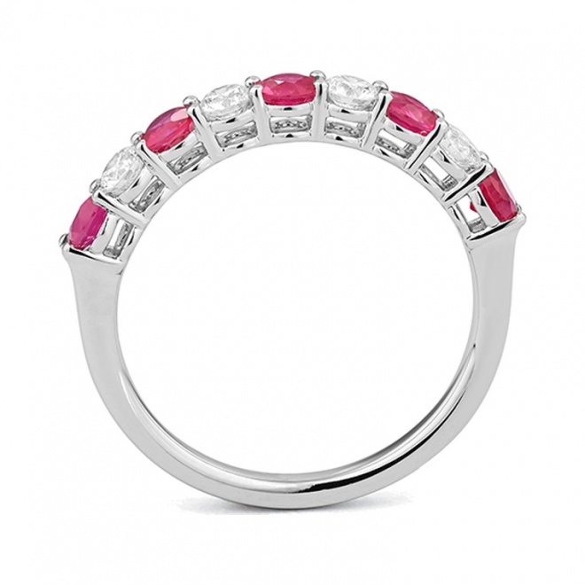 Anillo Media alianza de oro blanco de 18 Kt con rubí de 0,53 ct y diamantes de 0,38 ct