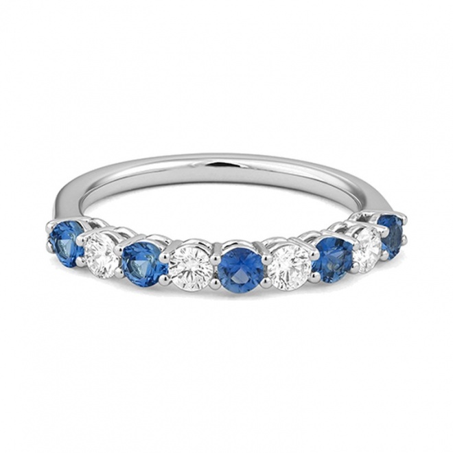 Anillo Media alianza de oro blanco de 18 Kt con zafiro azul de 0,53 ct y diamantes de 0,38 ct
