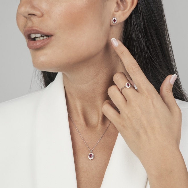 Anillo de oro blanco de 18 Kt con rubí y diamantes