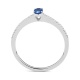 Anillo de oro blanco de 18 Kt con zafiro azul y diamantes de 0,07 ct