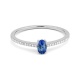 Anillo de oro blanco de 18 Kt con zafiro azul y diamantes de 0,07 ct