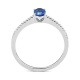 Anillo de oro blanco de 18 Kt con zafiro azul y diamantes de 0,07 ct