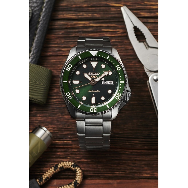 Seiko 5 Sports Automático ∅42,5 mm - 10 ATM, Esfera verde indices dorados, brazalete de acero, bisel verde