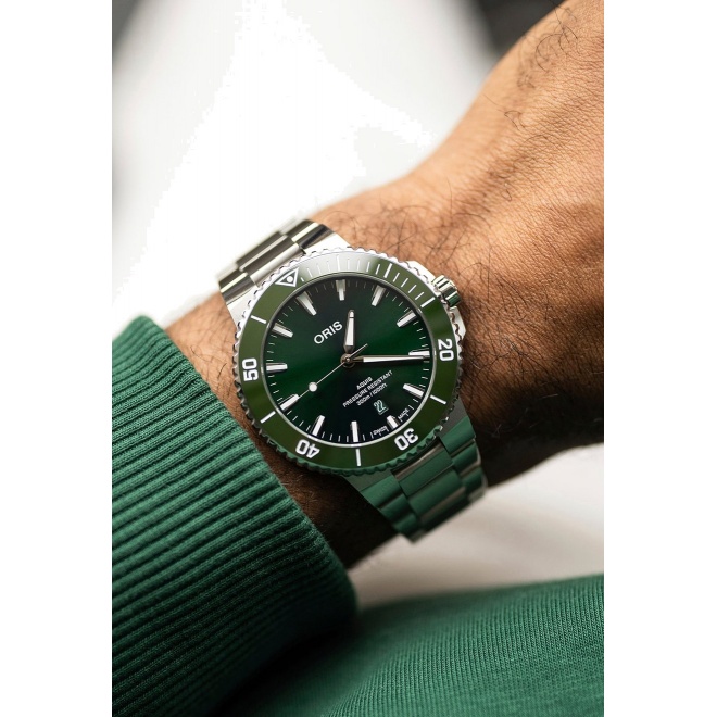 Oris Aquis Date ∅43,5 mm - 30 ATM, Esfera verde, brazalete de acero