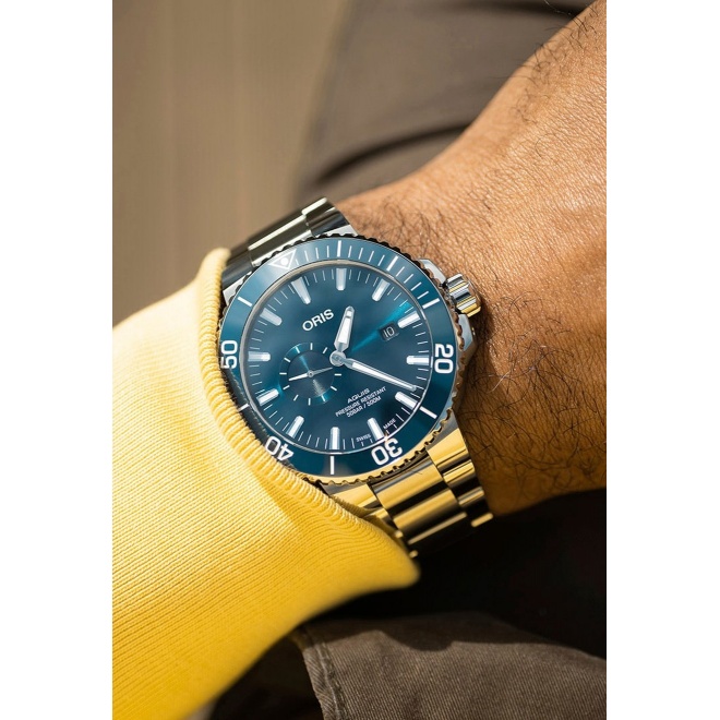 Oris Aquis Small Second Date ∅45,5 mm - 50 ATM, Esfera azul, brazalete de acero