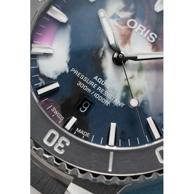 Oris Aquis Date Upcycle ∅43,5 mm - 30 ATM, Esfera multicolor, brazalete de acero