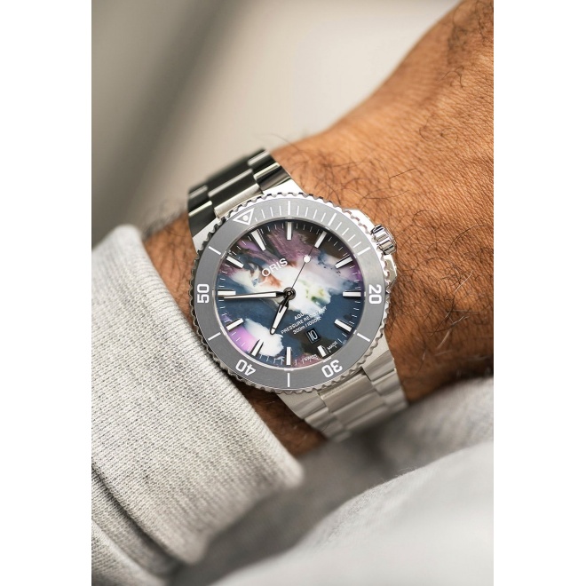 Oris Aquis Date Upcycle ∅43,5 mm - 30 ATM, Esfera multicolor, brazalete de acero