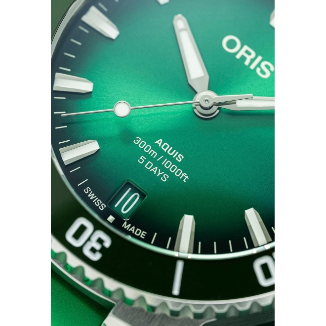 Oris Aquis Date Calibre 400 ∅43,5 mm - 30 ATM, Esfera verde, correa de caucho verde