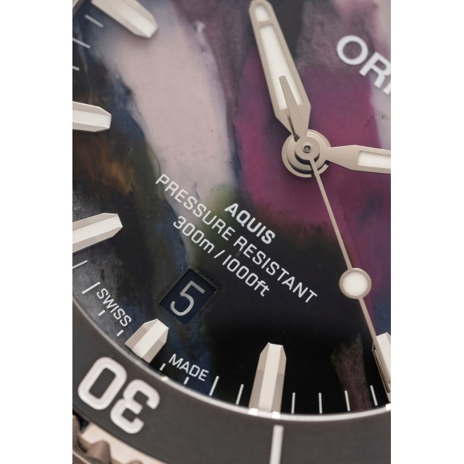Oris Aquis Date Upcycle ∅41,5 mm - 30 ATM, Esfera multicolor, brazalete de acero
