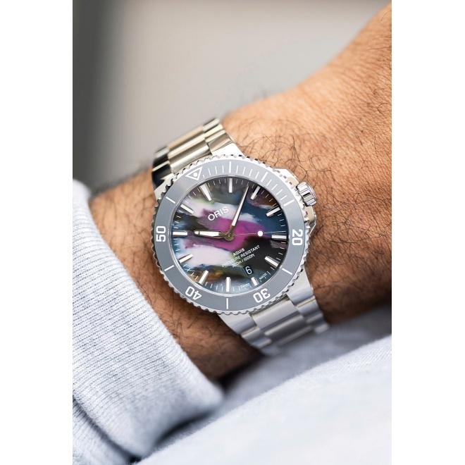 Oris Aquis Date Upcycle ∅41,5 mm - 30 ATM, Esfera multicolor, brazalete de acero