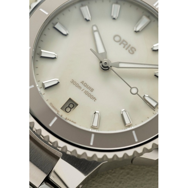 Oris Aquis Date ∅36,5 mm - 30 ATM, Esfera blanca, brazalete de acero