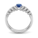 Anillo de oro blanco de 18 Kt con zafiro azul y diamantes
