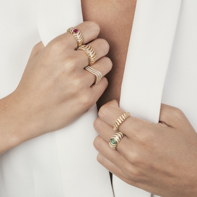 Anillo de oro de 18 Kt con esmeralda y diamantes