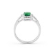 Anillo de oro blanco de 18K con esmeralda verde en talla octogonal de 0,90 cts y diamantes de 0,35 cts
