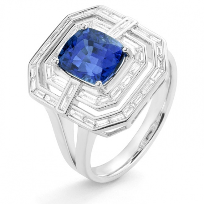 Anillo de oro blanco de 18K con zafiro azul de 3,18 cts 8.30 x 7 mm y diamantes blancos 0,63 cts. 42 piedras, 6,94 gr
