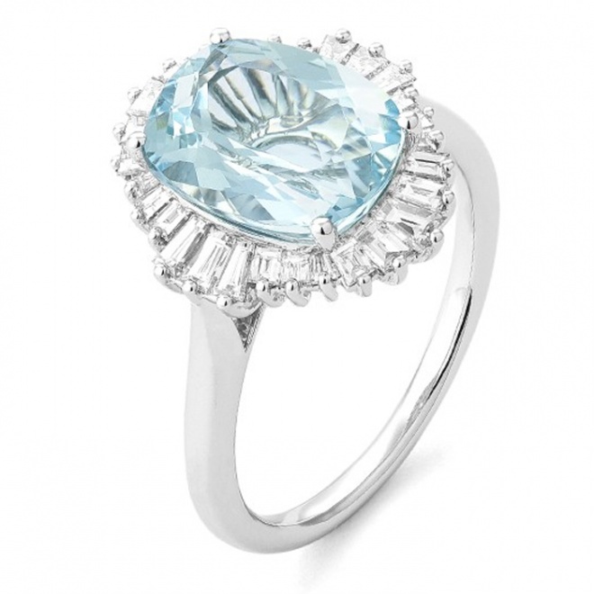 Anillo de oro blanco de 18K con aguamarina 2,98 cts 11x8mm y diamantes blancos 0,75 cts. 29 piedras, 4,53 gr