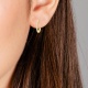 Pendientes de aro de oro amarillo de 18K con diamantes blancos en talla brillante de 0,18 cts. Ø 15.4 mm x 1.7 mm