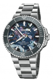 Oris Aquis Date Upcycle 300 M - ∅43,50 mm, Esfera multicolor, brazalete de acero