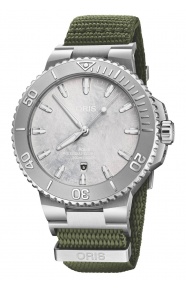 Oris Aquis Social Club Edition II ∅43,50 mm - 30 BAR , Esfera gris, nato verde