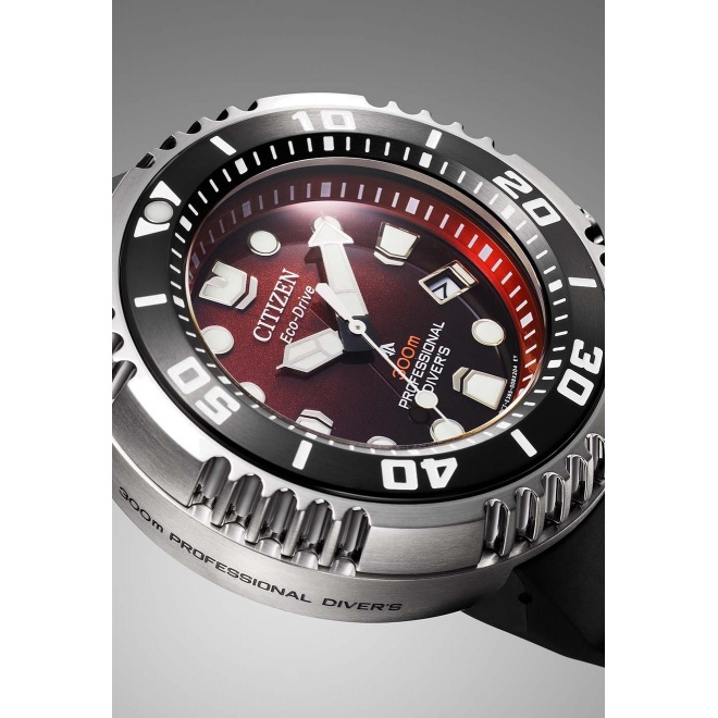 Citizen Diver’s Eco Drive ∅46 mm - 30 ATM, Esfera roja, correa de poliuretano biomass benebiol