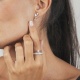 Anillo de oro blanco de 18 Kt con diamantes talla pera de 0,68 ct