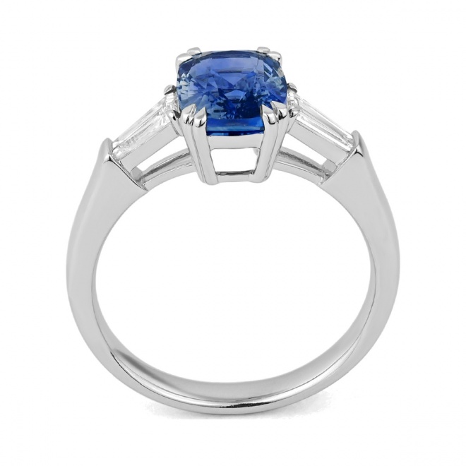 Anillo de oro blanco de 18 Kt con zafiro azul de 2,83 ct y diamantes de 0,35 ct