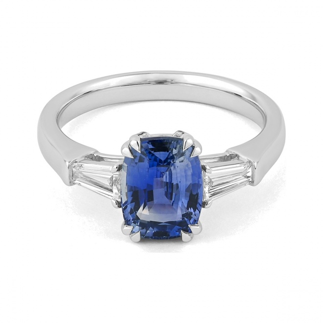 Anillo de oro blanco de 18 Kt con zafiro azul de 2,83 ct y diamantes de 0,35 ct