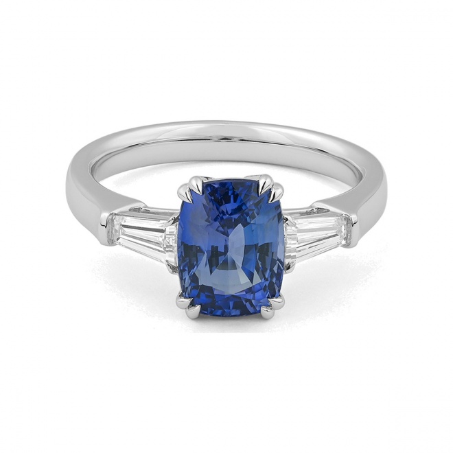 Anillo de oro blanco de 18 Kt con zafiro azul de 3,08 ct y diamantes de 0,43 ct
