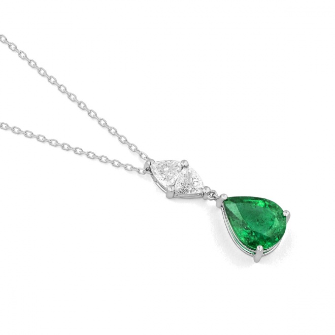 Colgante Largo de oro blanco de 18 Kt con esmeralda de 1,50 ct y diamantes de 0,33 ct
