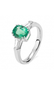 Anillo de oro blanco de 18 Kt con esmeralda de 1,54 ct y diamantes de 0,50 ct