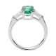Anillo de oro blanco de 18 Kt con esmeralda de 1,54 ct y diamantes de 0,50 ct