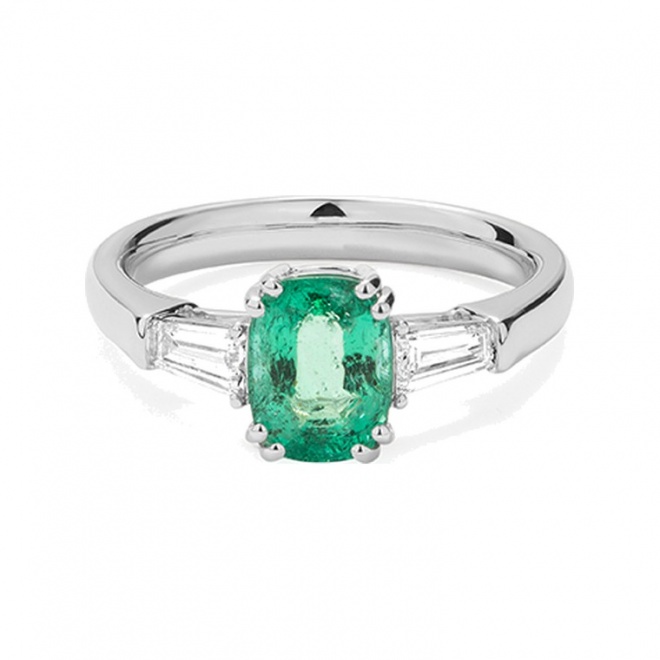 Anillo de oro blanco de 18 Kt con esmeralda de 1,54 ct y diamantes de 0,50 ct