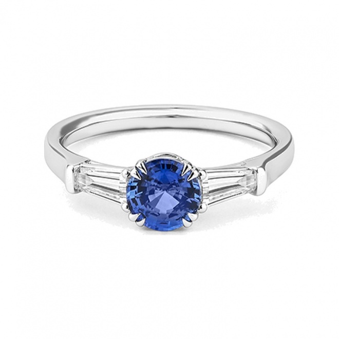 Anillo de oro blanco de 18 Kt con zafiro azul de 1,05 ct y diamantes de 0,35 ct