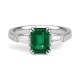 Anillo de oro blanco de 18 Kt con esmeralda de 1,85 ct y diamantes de 0,45 ct
