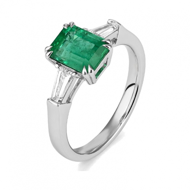 Anillo de oro blanco de 18 Kt con esmeralda de 1,85 ct y diamantes de 0,45 ct