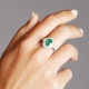 Anillo Bailarina de oro blanco de 18 Kt con piedra de color y diamantes