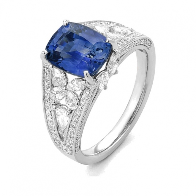 Anillo de oro blanco de 18 Kt con zafiro azul de 3,63 ct y diamantes de 1,29 ct