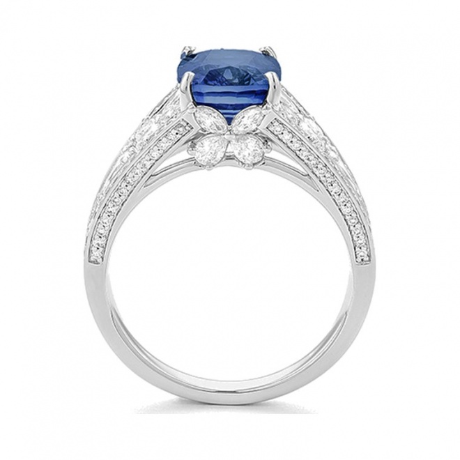 Anillo de oro blanco de 18 Kt con zafiro azul de 3,63 ct y diamantes de 1,29 ct
