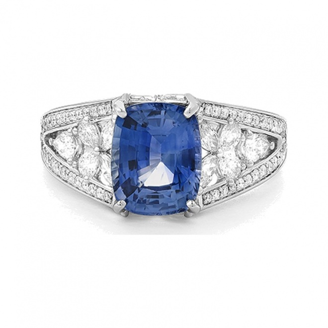 Anillo de oro blanco de 18 Kt con zafiro azul de 3,63 ct y diamantes de 1,29 ct