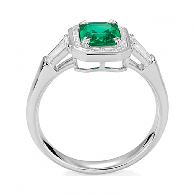 Anillo de oro blanco de 18 Kt con esmeralda de 0,89 ct y diamantes de 0,59 ct